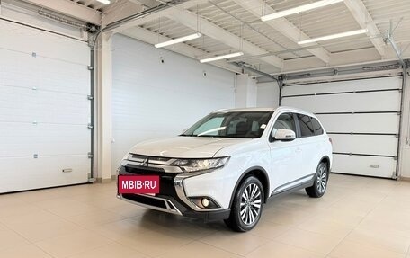 Mitsubishi Outlander III рестайлинг 3, 2021 год, 2 999 000 рублей, 2 фотография