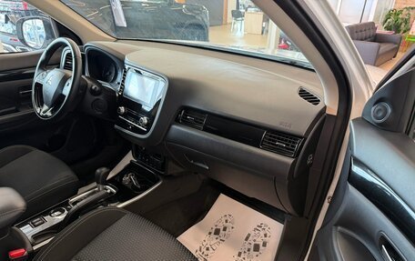 Mitsubishi Outlander III рестайлинг 3, 2021 год, 2 999 000 рублей, 12 фотография