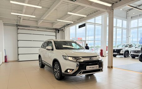 Mitsubishi Outlander III рестайлинг 3, 2021 год, 2 999 000 рублей, 8 фотография