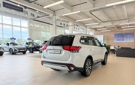 Mitsubishi Outlander III рестайлинг 3, 2021 год, 2 999 000 рублей, 6 фотография