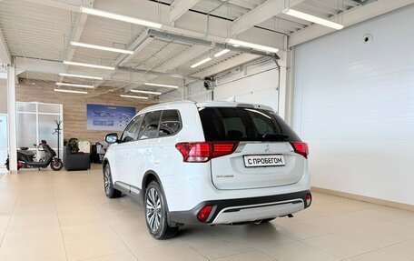 Mitsubishi Outlander III рестайлинг 3, 2021 год, 2 999 000 рублей, 4 фотография