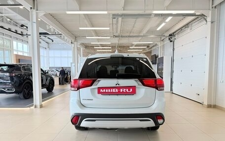 Mitsubishi Outlander III рестайлинг 3, 2021 год, 2 999 000 рублей, 5 фотография