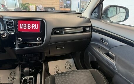 Mitsubishi Outlander III рестайлинг 3, 2021 год, 2 999 000 рублей, 15 фотография