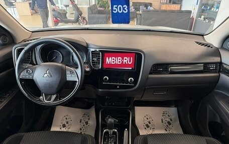 Mitsubishi Outlander III рестайлинг 3, 2021 год, 2 999 000 рублей, 16 фотография