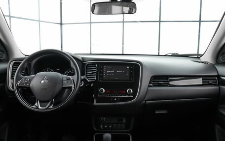 Mitsubishi Outlander III рестайлинг 3, 2020 год, 2 649 000 рублей, 8 фотография