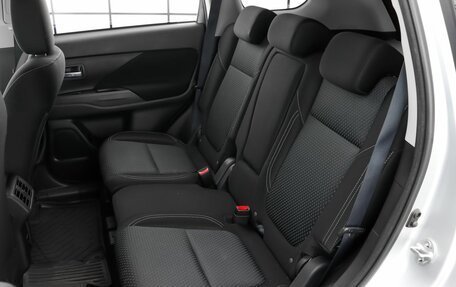 Mitsubishi Outlander III рестайлинг 3, 2020 год, 2 649 000 рублей, 10 фотография