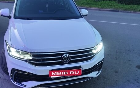 Volkswagen Tiguan II, 2022 год, 3 690 000 рублей, 2 фотография