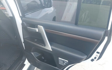 Toyota Land Cruiser 200, 2017 год, 5 800 000 рублей, 21 фотография