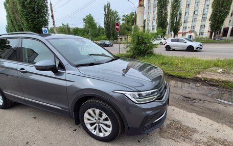 Volkswagen Tiguan II, 2021 год, 2 600 000 рублей, 1 фотография