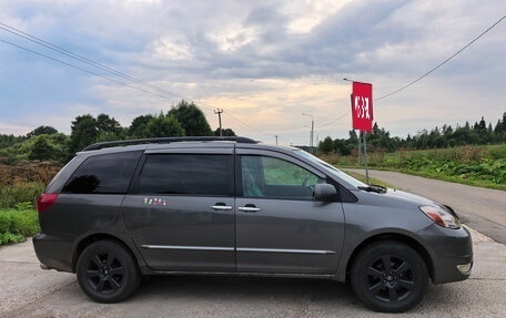 Toyota Sienna II рестайлинг, 2004 год, 1 370 000 рублей, 2 фотография
