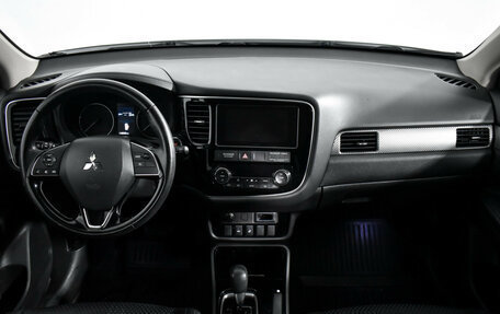 Mitsubishi Outlander III рестайлинг 3, 2018 год, 1 890 000 рублей, 13 фотография