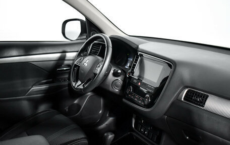 Mitsubishi Outlander III рестайлинг 3, 2018 год, 1 890 000 рублей, 12 фотография