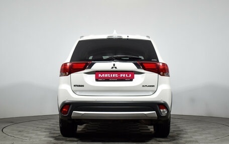 Mitsubishi Outlander III рестайлинг 3, 2018 год, 1 890 000 рублей, 6 фотография