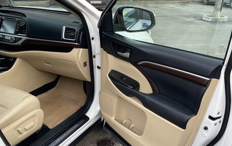 Toyota Highlander III, 2014 год, 2 350 000 рублей, 21 фотография