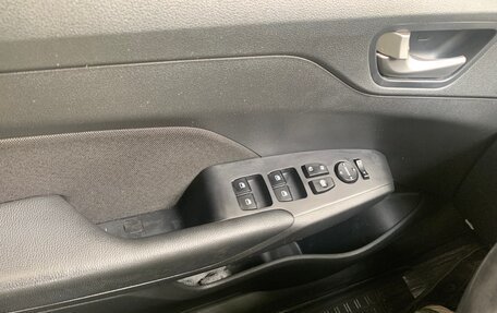 Hyundai Solaris II рестайлинг, 2017 год, 1 000 000 рублей, 19 фотография