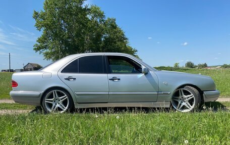 Mercedes-Benz E-Класс, 1997 год, 450 000 рублей, 3 фотография