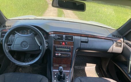 Mercedes-Benz E-Класс, 1997 год, 450 000 рублей, 8 фотография