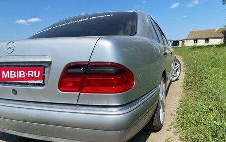 Mercedes-Benz E-Класс, 1997 год, 450 000 рублей, 5 фотография
