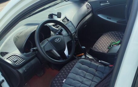 Hyundai Solaris II рестайлинг, 2015 год, 350 000 рублей, 4 фотография