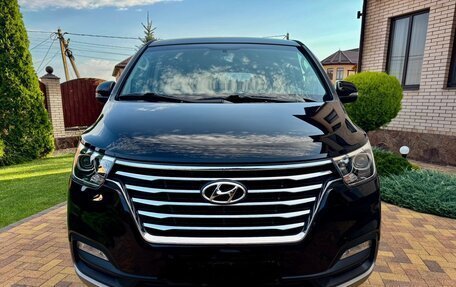 Hyundai Grand Starex Grand Starex I рестайлинг 2, 2018 год, 3 750 000 рублей, 2 фотография