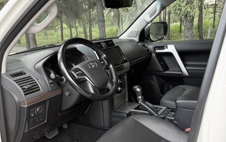 Toyota Land Cruiser Prado 150 рестайлинг 2, 2022 год, 7 350 000 рублей, 6 фотография