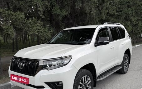 Toyota Land Cruiser Prado 150 рестайлинг 2, 2022 год, 7 350 000 рублей, 11 фотография