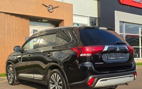 Mitsubishi Outlander III рестайлинг 3, 2021 год, 2 550 000 рублей, 4 фотография