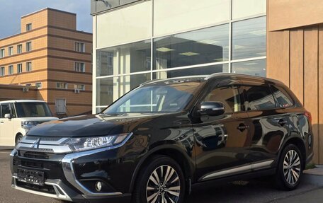 Mitsubishi Outlander III рестайлинг 3, 2021 год, 2 550 000 рублей, 3 фотография