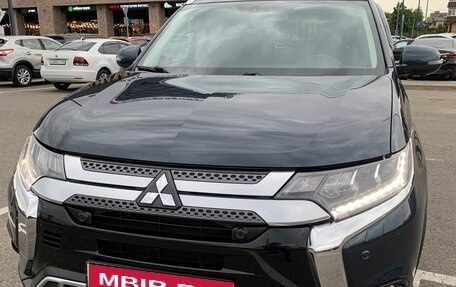 Mitsubishi Outlander III рестайлинг 3, 2019 год, 2 950 000 рублей, 1 фотография