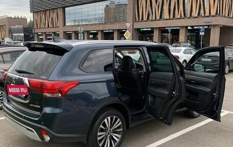 Mitsubishi Outlander III рестайлинг 3, 2019 год, 2 950 000 рублей, 6 фотография
