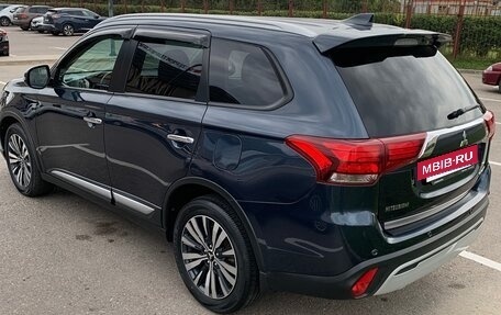 Mitsubishi Outlander III рестайлинг 3, 2019 год, 2 950 000 рублей, 4 фотография