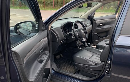 Mitsubishi Outlander III рестайлинг 3, 2019 год, 2 950 000 рублей, 10 фотография