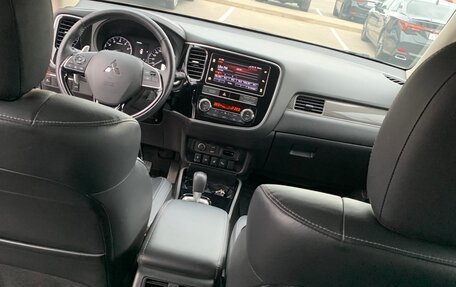 Mitsubishi Outlander III рестайлинг 3, 2019 год, 2 950 000 рублей, 15 фотография