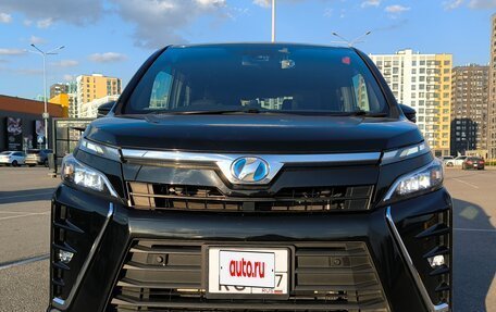 Toyota Voxy III, 2019 год, 2 700 000 рублей, 1 фотография
