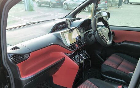 Toyota Voxy III, 2019 год, 2 700 000 рублей, 10 фотография