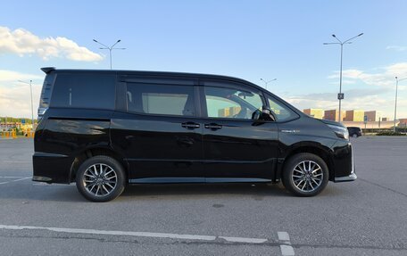 Toyota Voxy III, 2019 год, 2 700 000 рублей, 18 фотография