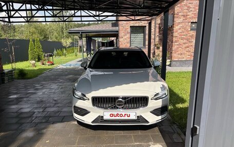 Volvo V60 II, 2022 год, 3 790 000 рублей, 2 фотография