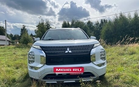 Mitsubishi Outlander, 2022 год, 3 550 000 рублей, 4 фотография