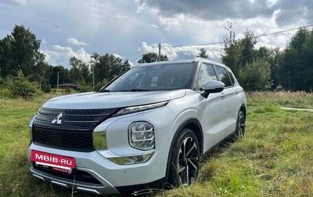Mitsubishi Outlander, 2022 год, 3 550 000 рублей, 2 фотография