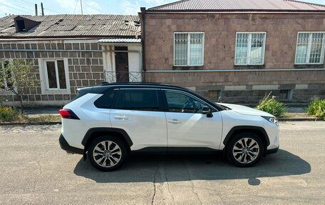 Toyota RAV4, 2021 год, 3 380 000 рублей, 3 фотография
