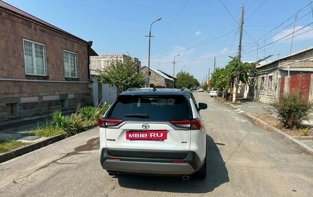 Toyota RAV4, 2021 год, 3 380 000 рублей, 2 фотография