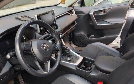 Toyota RAV4, 2020 год, 3 200 000 рублей, 10 фотография