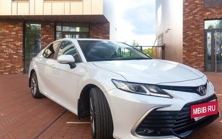 Toyota Camry, 2021 год, 3 050 000 рублей, 4 фотография