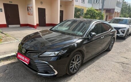Toyota Camry, 2023 год, 3 450 000 рублей, 2 фотография
