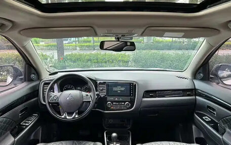 Mitsubishi Outlander III рестайлинг 3, 2022 год, 2 100 000 рублей, 6 фотография