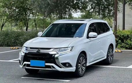 Mitsubishi Outlander III рестайлинг 3, 2022 год, 2 100 000 рублей, 2 фотография