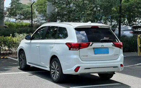 Mitsubishi Outlander III рестайлинг 3, 2022 год, 2 100 000 рублей, 5 фотография
