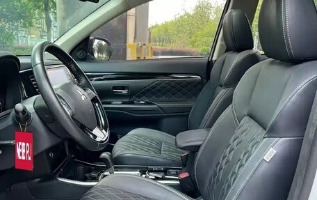 Mitsubishi Outlander III рестайлинг 3, 2022 год, 2 100 000 рублей, 7 фотография