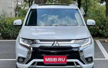 Mitsubishi Outlander III рестайлинг 3, 2022 год, 2 100 000 рублей, 4 фотография