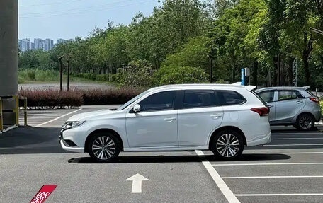 Mitsubishi Outlander III рестайлинг 3, 2022 год, 2 100 000 рублей, 3 фотография